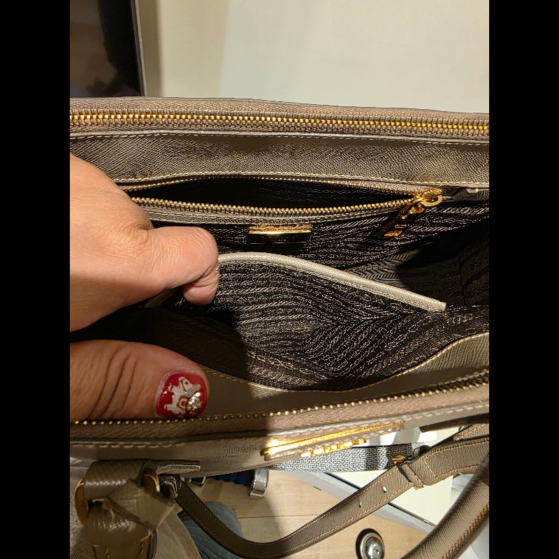 PRADA奶茶色防刮牛皮金釦殺手包-26