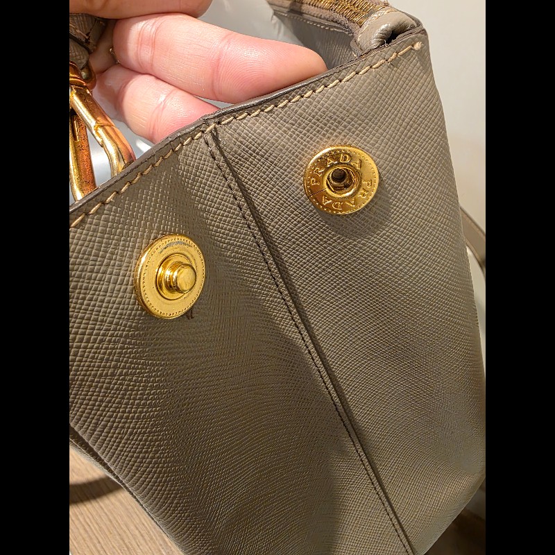 PRADA奶茶色防刮牛皮金釦殺手包-28