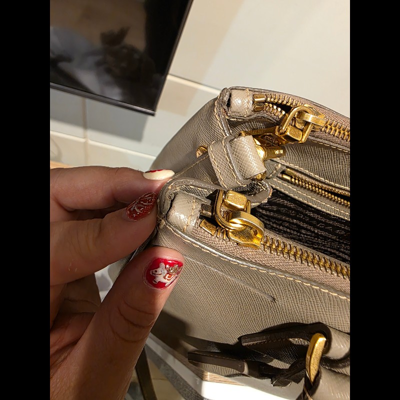 PRADA奶茶色防刮牛皮金釦殺手包-31