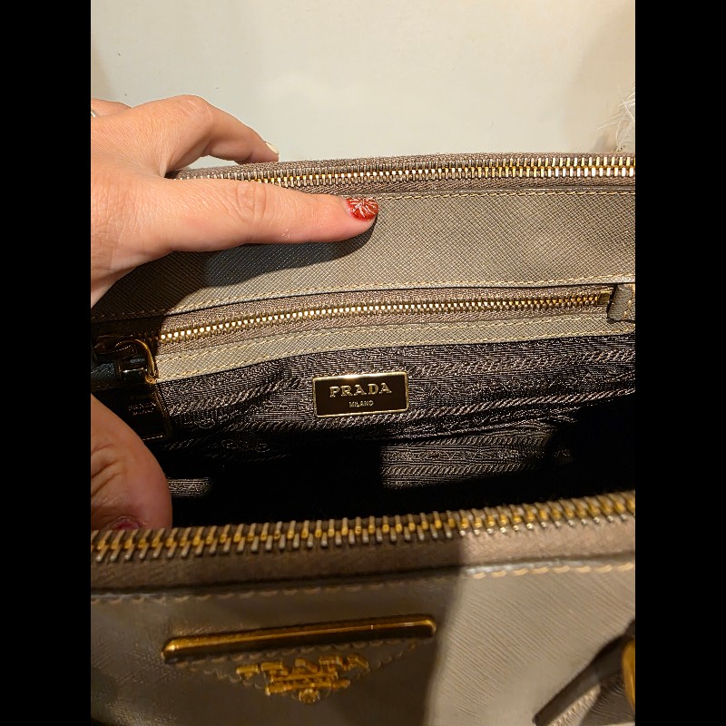 PRADA奶茶色防刮牛皮金釦殺手包-34