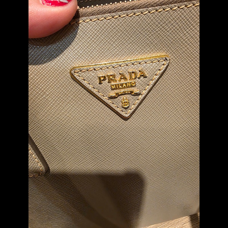 PRADA奶茶色防刮牛皮金釦殺手包-36