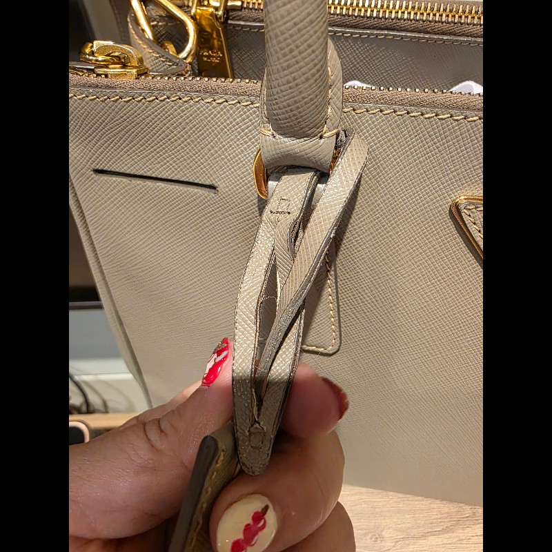 PRADA奶茶色防刮牛皮金釦殺手包-40