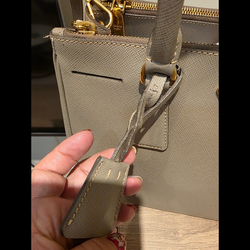 PRADA奶茶色防刮牛皮金釦殺手包-41