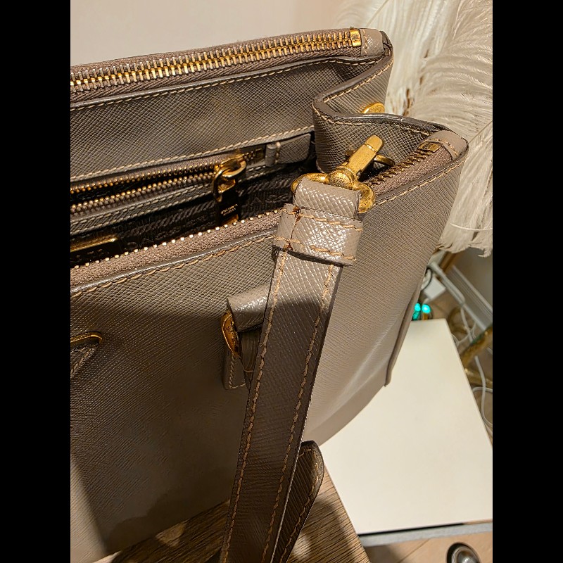 PRADA奶茶色防刮牛皮金釦殺手包-44