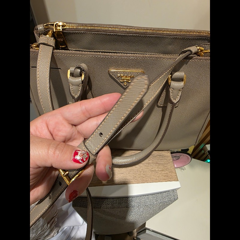 PRADA奶茶色防刮牛皮金釦殺手包-47