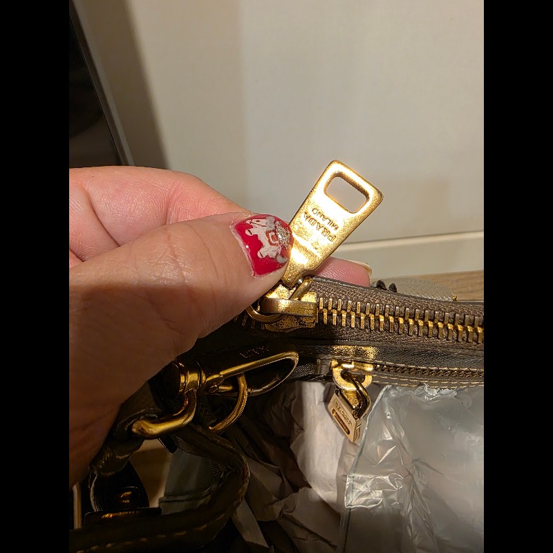 PRADA奶茶色防刮牛皮金釦殺手包-51