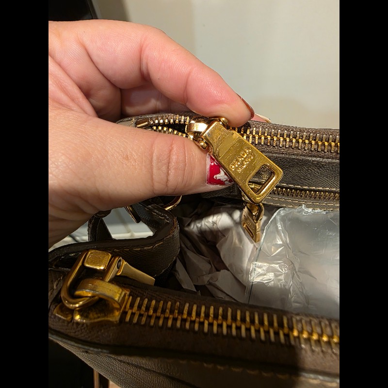 PRADA奶茶色防刮牛皮金釦殺手包-52