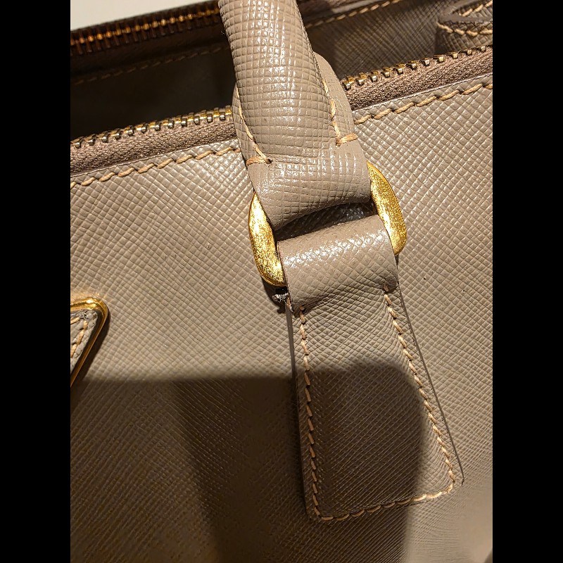 PRADA奶茶色防刮牛皮金釦殺手包-55