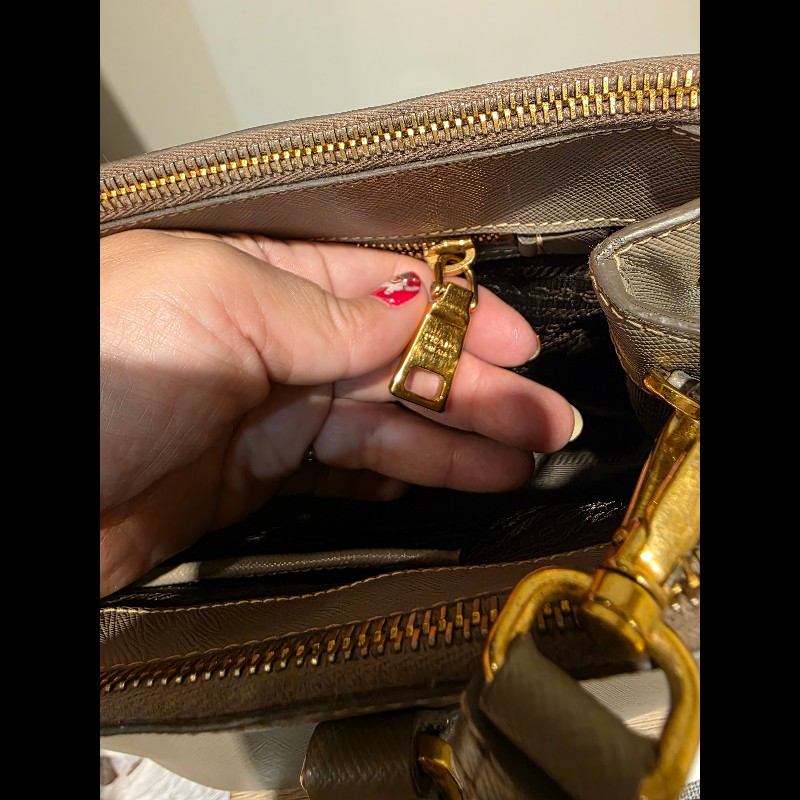 PRADA奶茶色防刮牛皮金釦殺手包-58