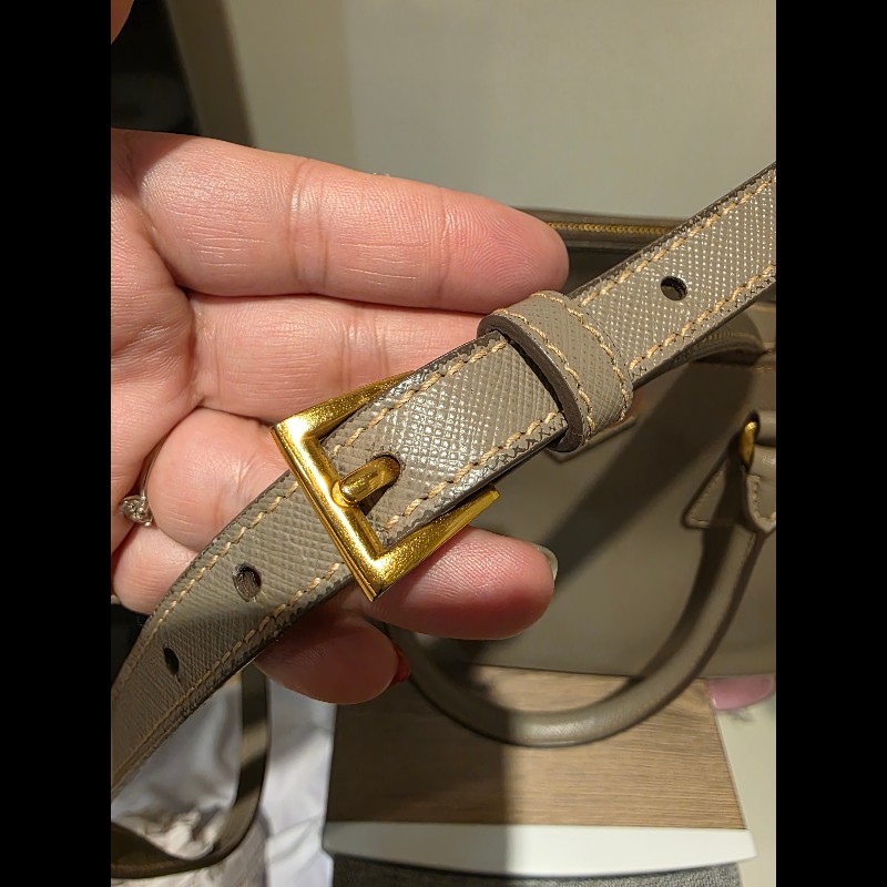 PRADA奶茶色防刮牛皮金釦殺手包-59