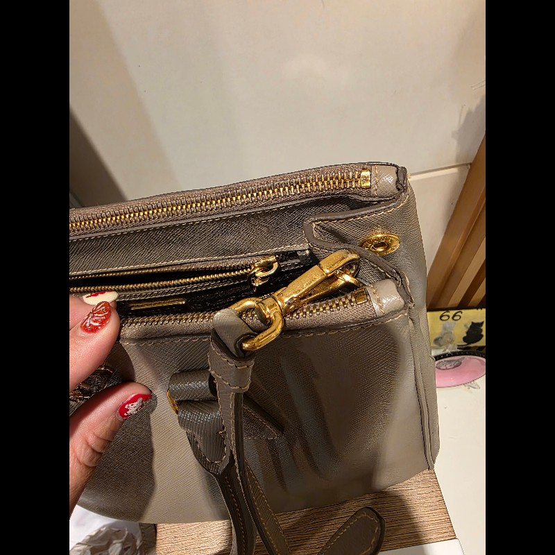 PRADA奶茶色防刮牛皮金釦殺手包-60