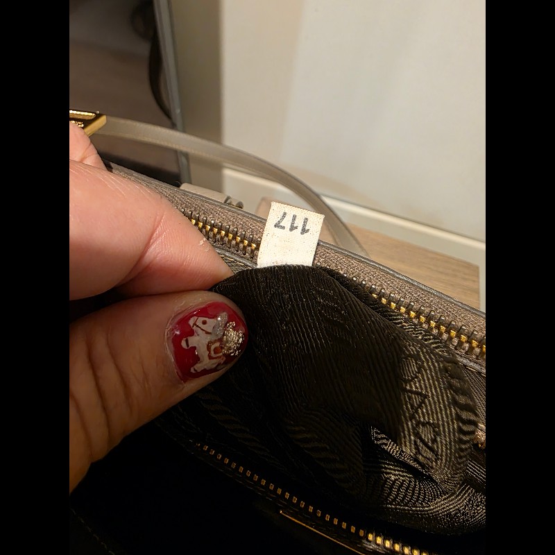 PRADA奶茶色防刮牛皮金釦殺手包-45