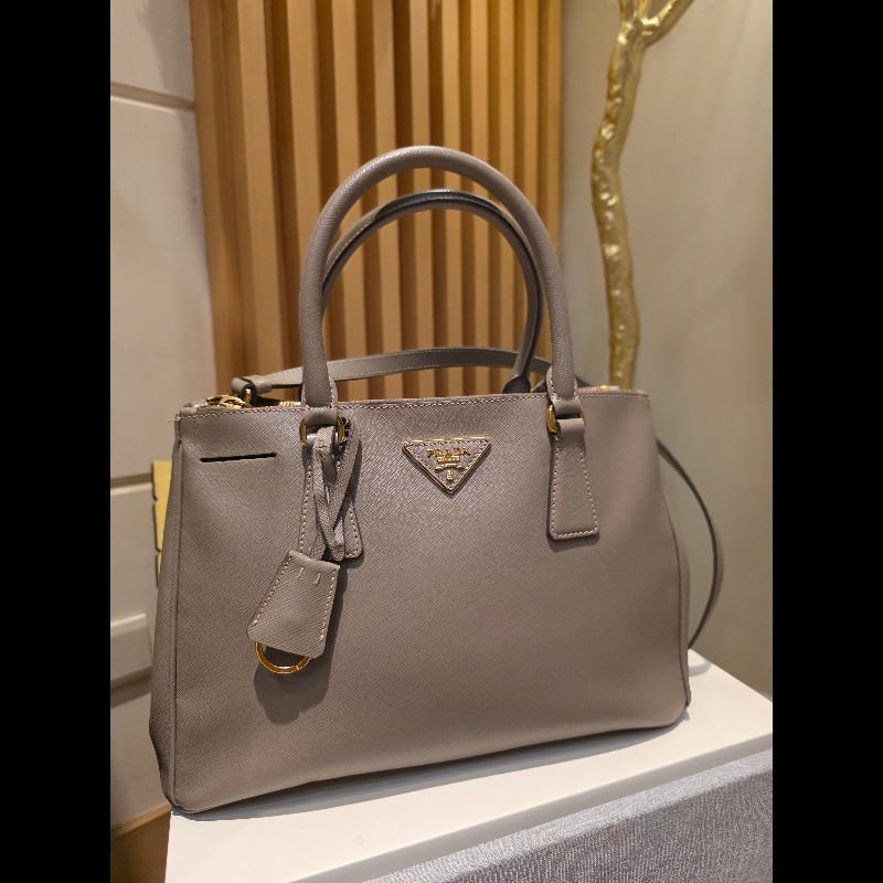 PRADA奶茶色防刮牛皮金釦殺手包-5