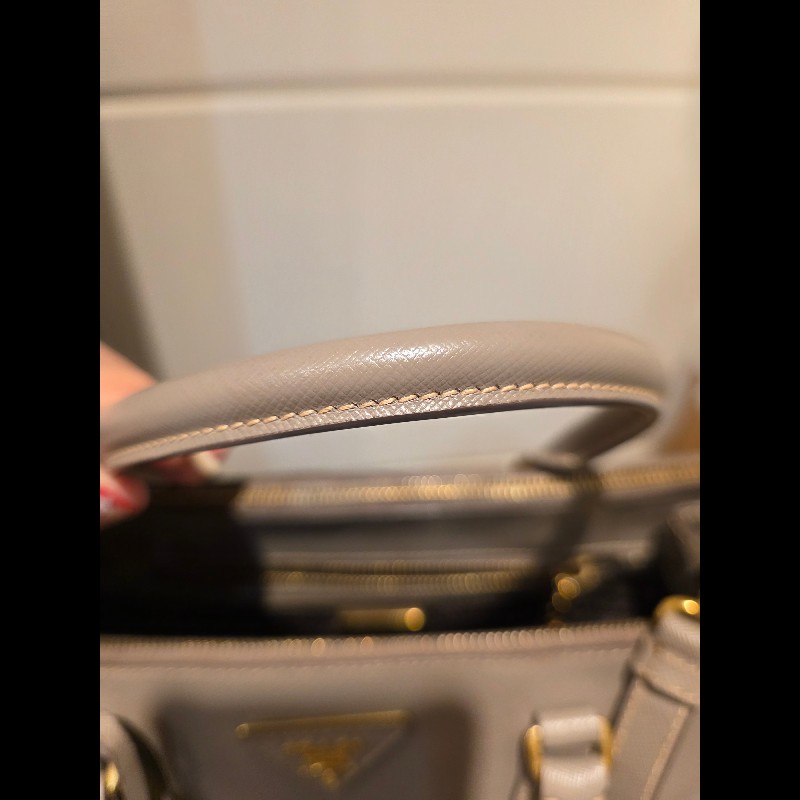 PRADA奶茶色防刮牛皮金釦殺手包-10