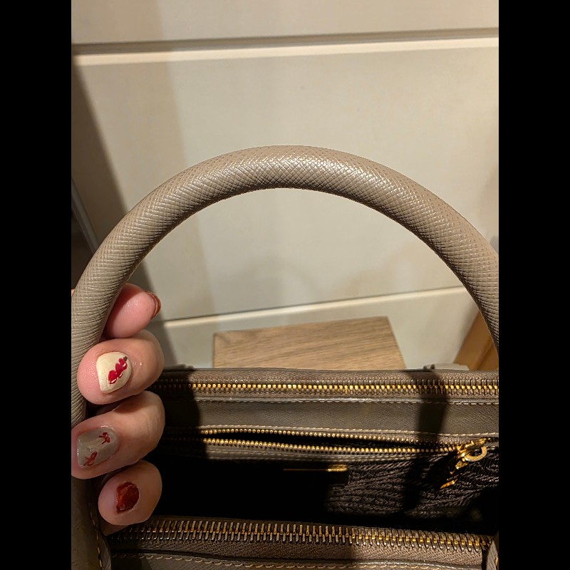 PRADA奶茶色防刮牛皮金釦殺手包-11