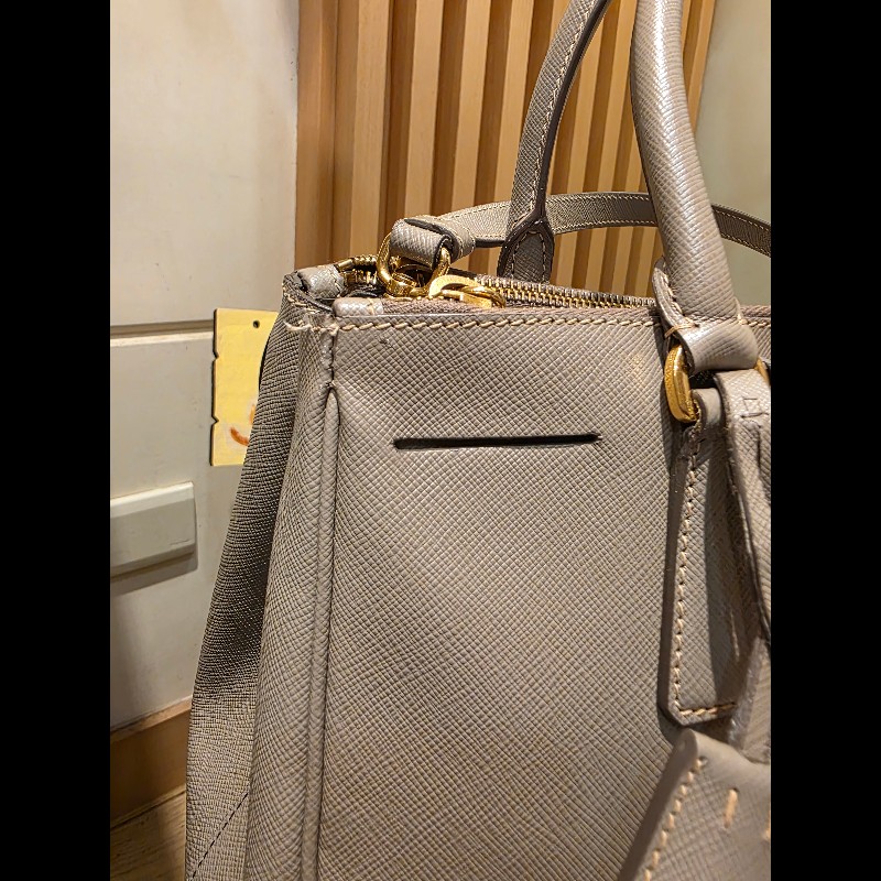 PRADA奶茶色防刮牛皮金釦殺手包-50