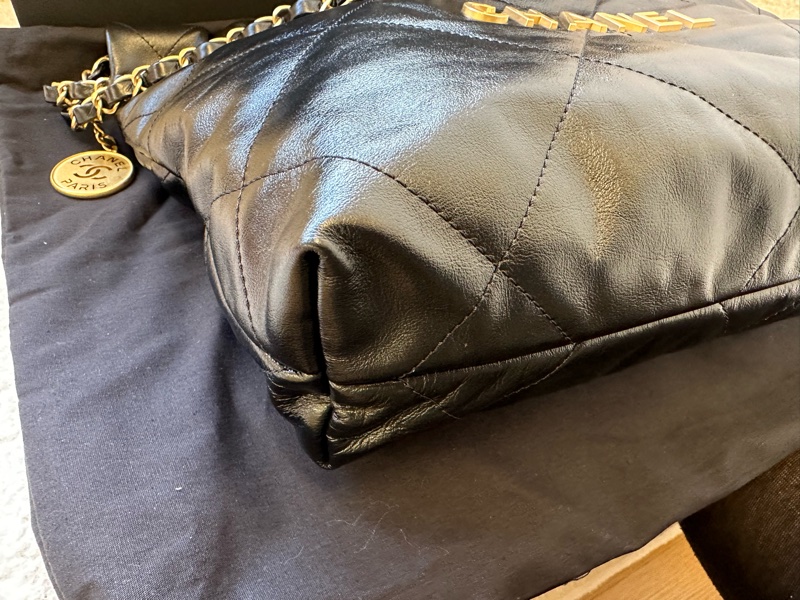 香奈兒 Chanel 22bag 小號 晶片款 黑金鏈條 全新帶票 25年晶片款牛皮材質 尺寸35*37*7cm-2
