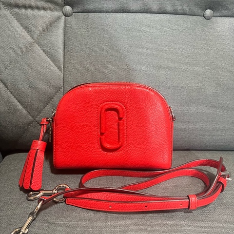 Marc Jacobs 天竺葵紅半月型相機包