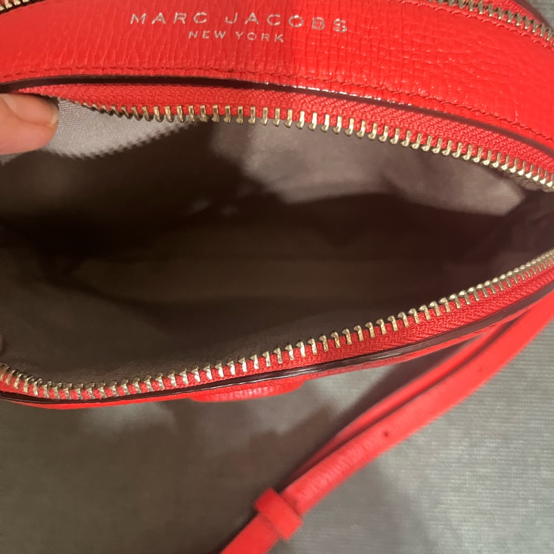 Marc Jacobs 天竺葵紅半月型相機包-5