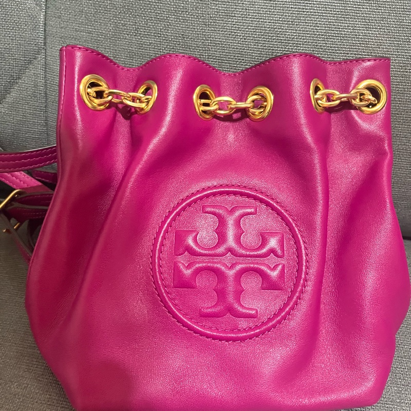 Tory Burch紫紅FLEMING MINI 浮雕金鍊束口水桶後背包-1