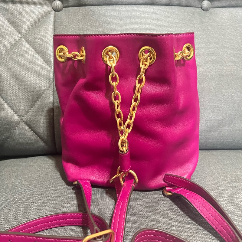 Tory Burch紫紅FLEMING MINI 浮雕金鍊束口水桶後背包-2