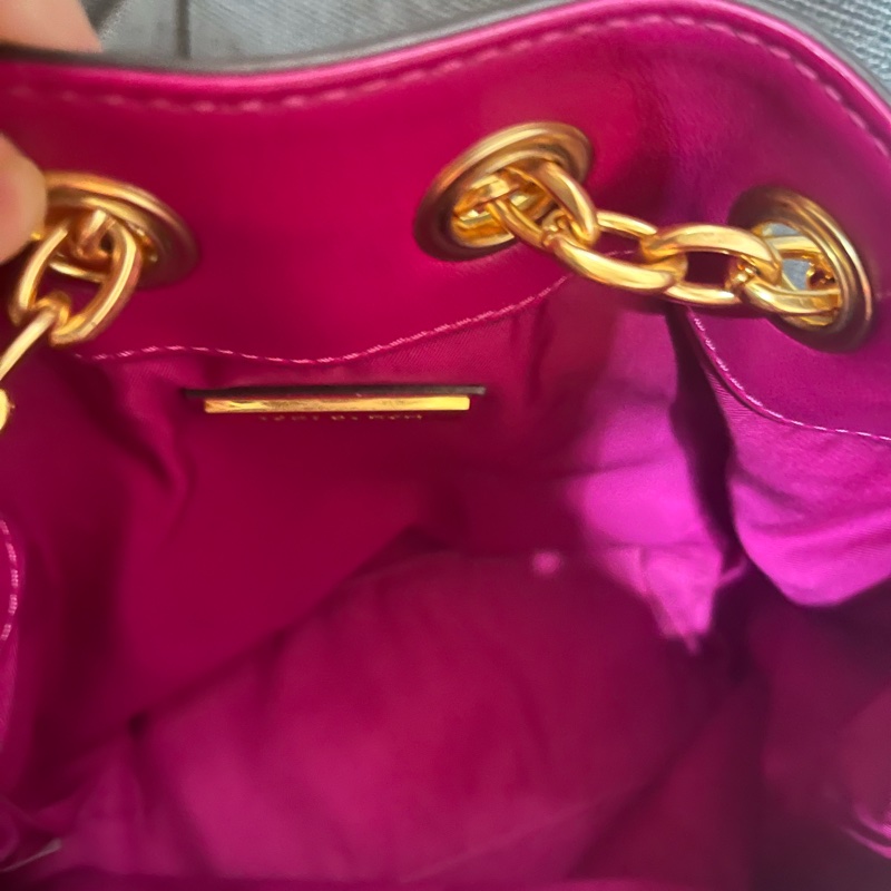 Tory Burch紫紅FLEMING MINI 浮雕金鍊束口水桶後背包-3