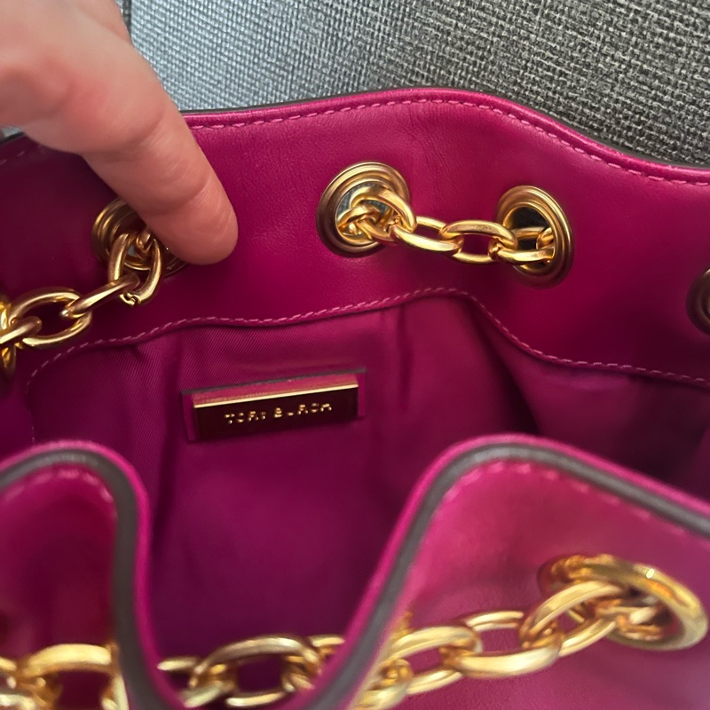 Tory Burch紫紅FLEMING MINI 浮雕金鍊束口水桶後背包-4