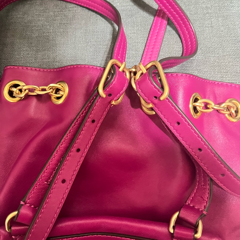 Tory Burch紫紅FLEMING MINI 浮雕金鍊束口水桶後背包-6