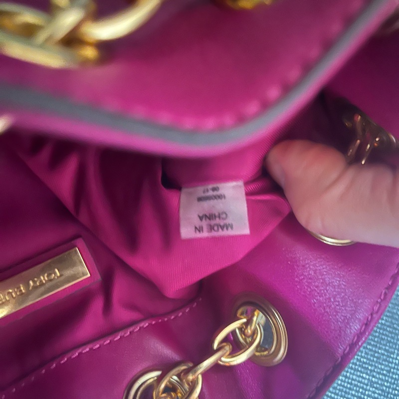 Tory Burch紫紅FLEMING MINI 浮雕金鍊束口水桶後背包-7