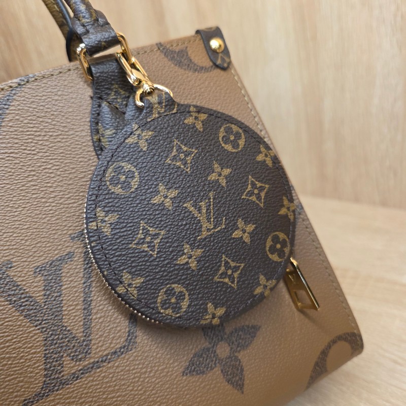 [夯款😍新年特輯好價🧧] LV 雙色老花金釦OnTheGo PM手提斜背拖特包-3