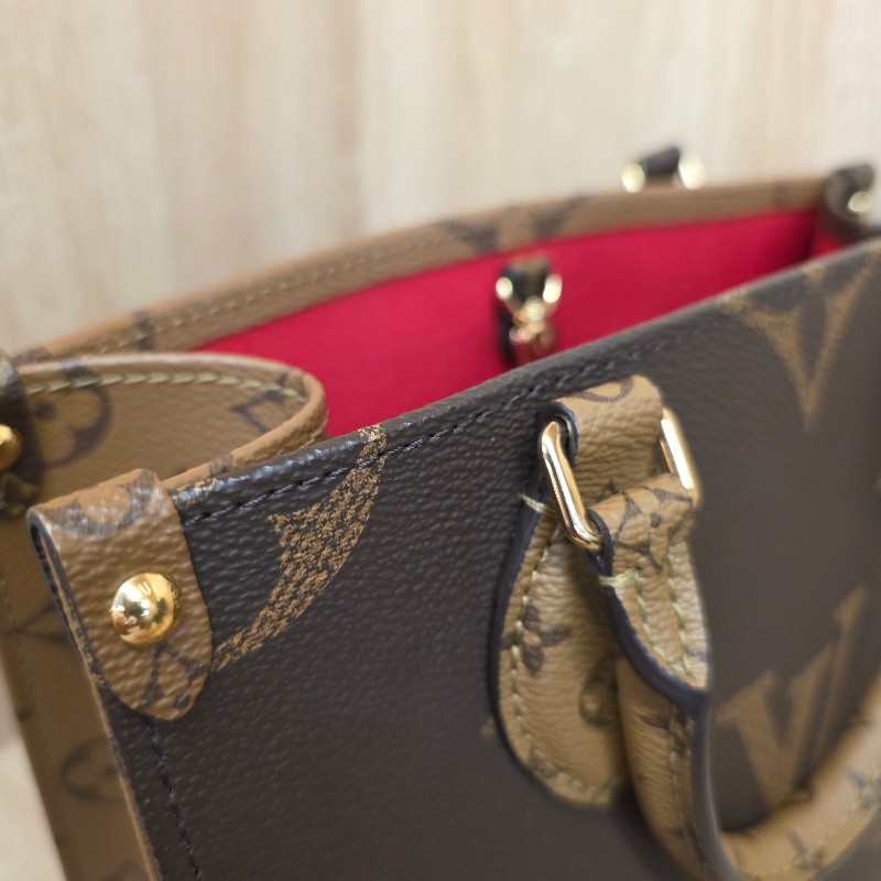 [夯款😍新年特輯好價🧧] LV 雙色老花金釦OnTheGo PM手提斜背拖特包-12