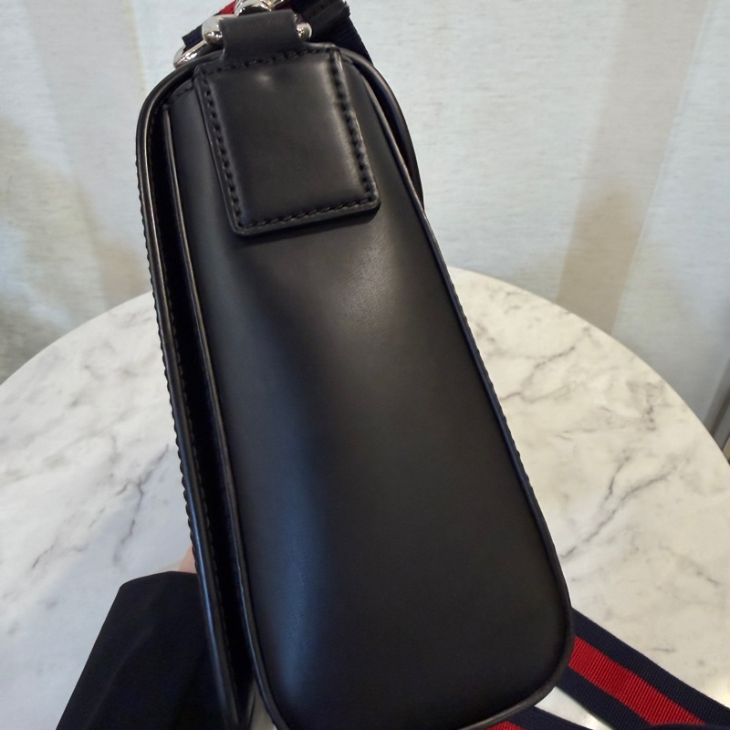 Gucci 黑灰PVC黑牛皮下蓋磁吸斜背郵差包-1
