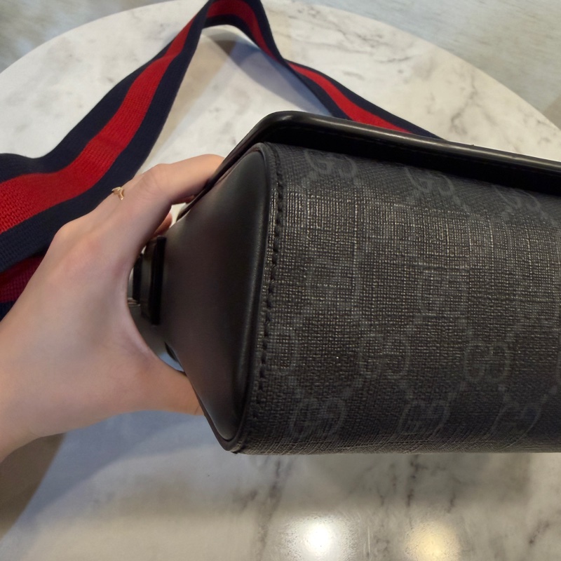 Gucci 黑灰PVC黑牛皮下蓋磁吸斜背郵差包-7