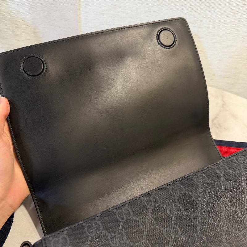 Gucci 黑灰PVC黑牛皮下蓋磁吸斜背郵差包-10