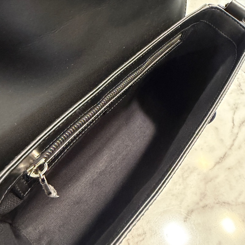 Gucci 黑灰PVC黑牛皮下蓋磁吸斜背郵差包-11