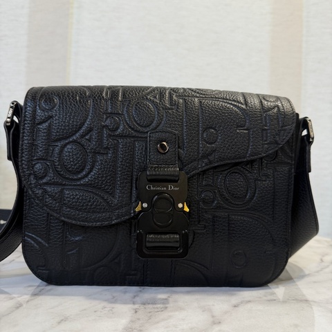 Dior 黑牛皮壓紋Saddle黑插釦斜背郵差包