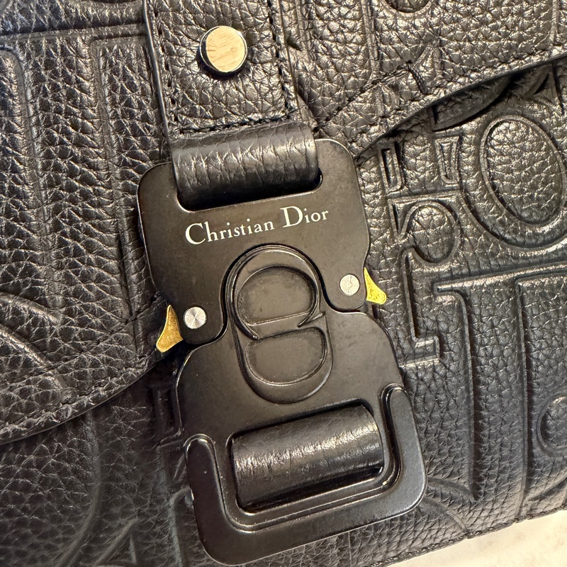Dior 黑牛皮壓紋Saddle黑插釦斜背郵差包-1