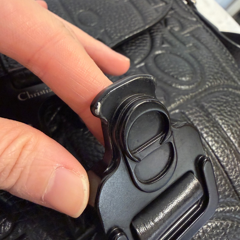 Dior 黑牛皮壓紋Saddle黑插釦斜背郵差包-3