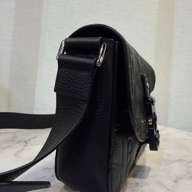 Dior 黑牛皮壓紋Saddle黑插釦斜背郵差包-6