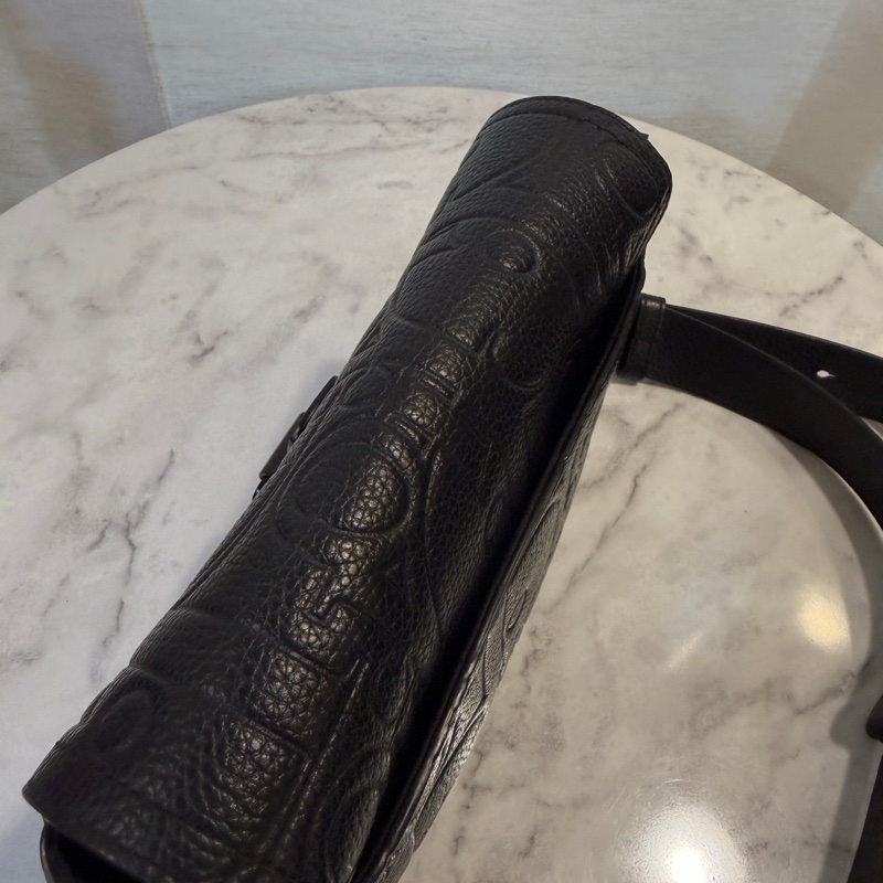 Dior 黑牛皮壓紋Saddle黑插釦斜背郵差包-8