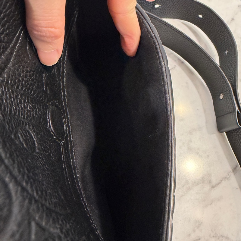 Dior 黑牛皮壓紋Saddle黑插釦斜背郵差包-9