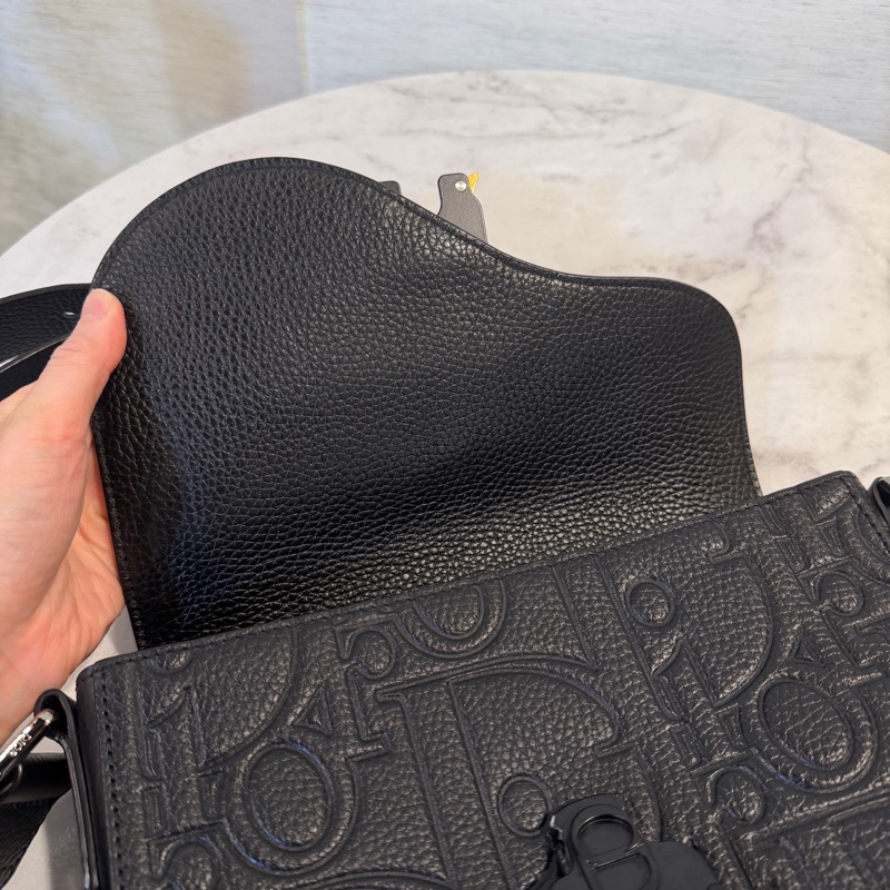 Dior 黑牛皮壓紋Saddle黑插釦斜背郵差包-10