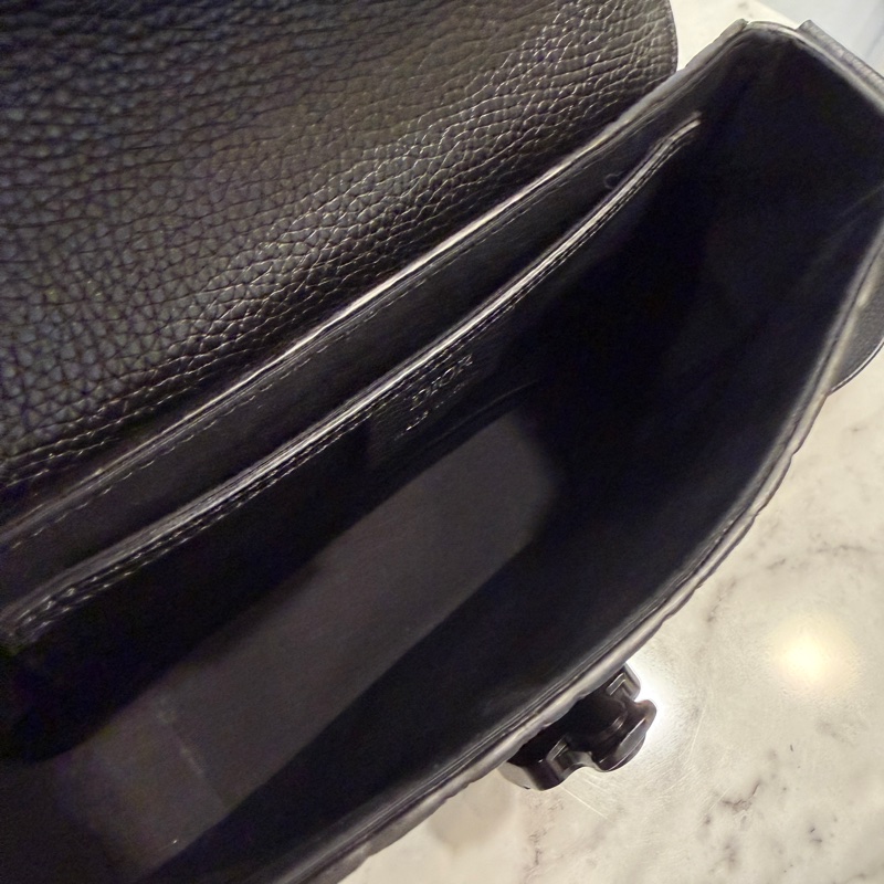 Dior 黑牛皮壓紋Saddle黑插釦斜背郵差包-11