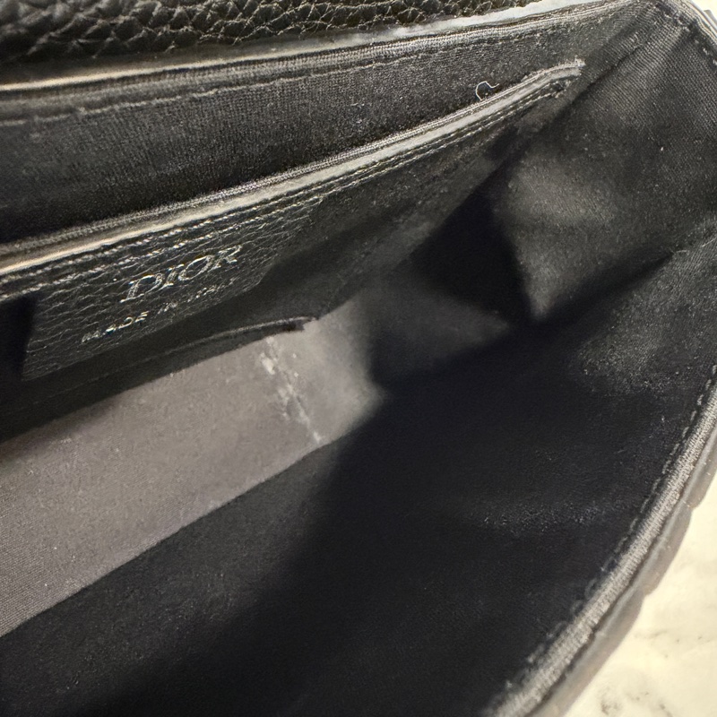 Dior 黑牛皮壓紋Saddle黑插釦斜背郵差包-12