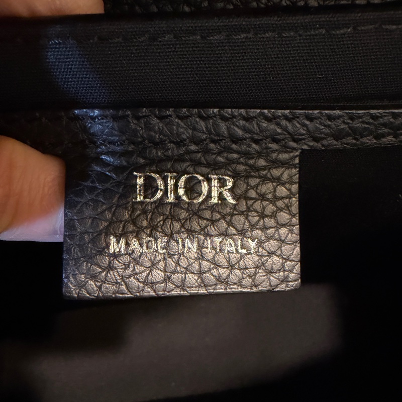 Dior 黑牛皮壓紋Saddle黑插釦斜背郵差包-13