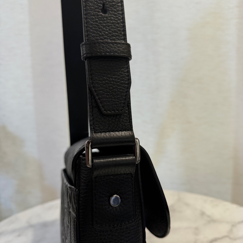 Dior 黑牛皮壓紋Saddle黑插釦斜背郵差包-14
