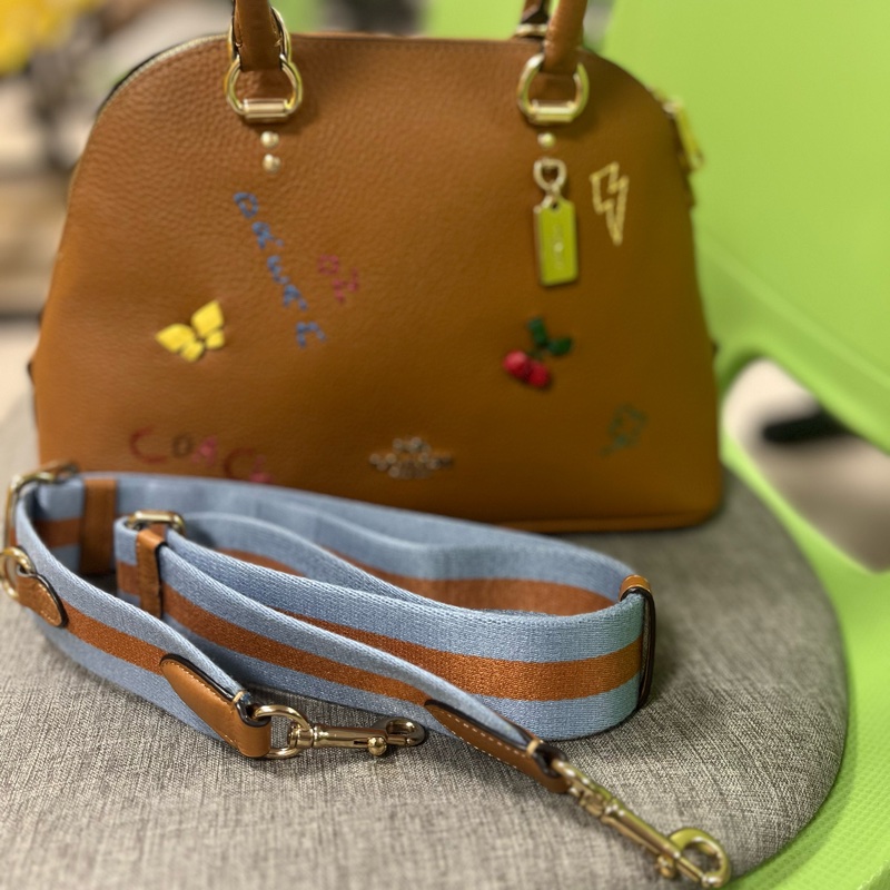 COACH 立體刺繡織布寬背帶兩用貝殼包(咖)-2