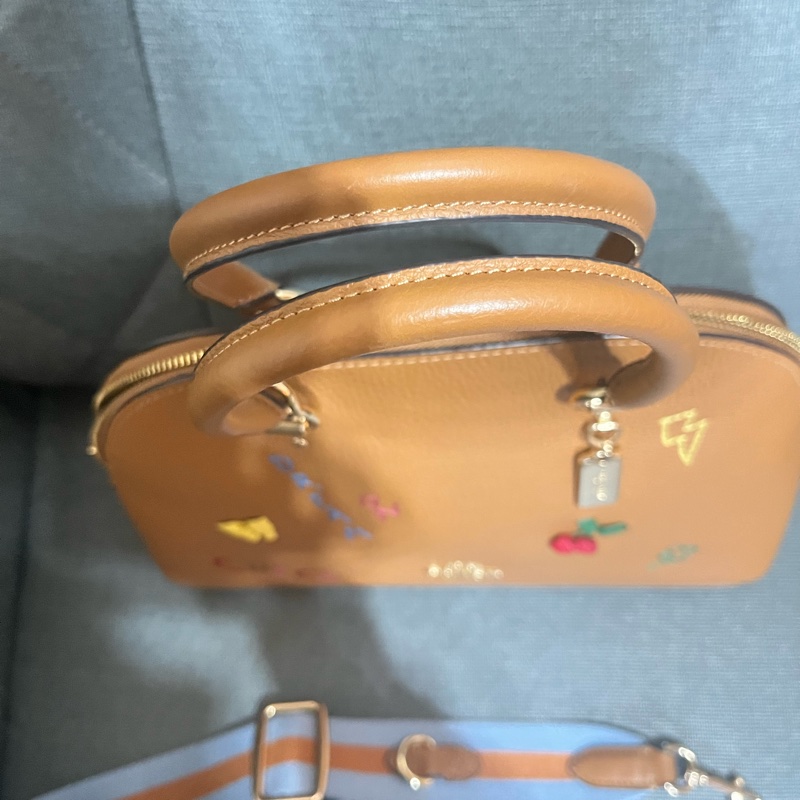 COACH 立體刺繡織布寬背帶兩用貝殼包(咖)-5