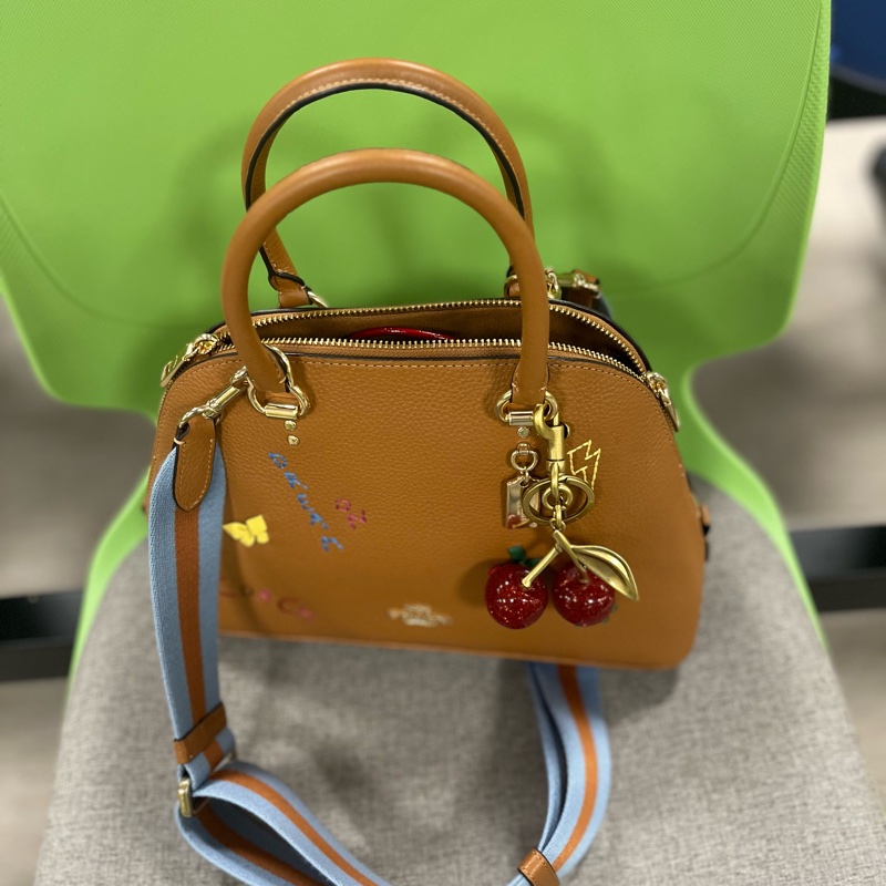 COACH 立體刺繡織布寬背帶兩用貝殼包(咖)-8