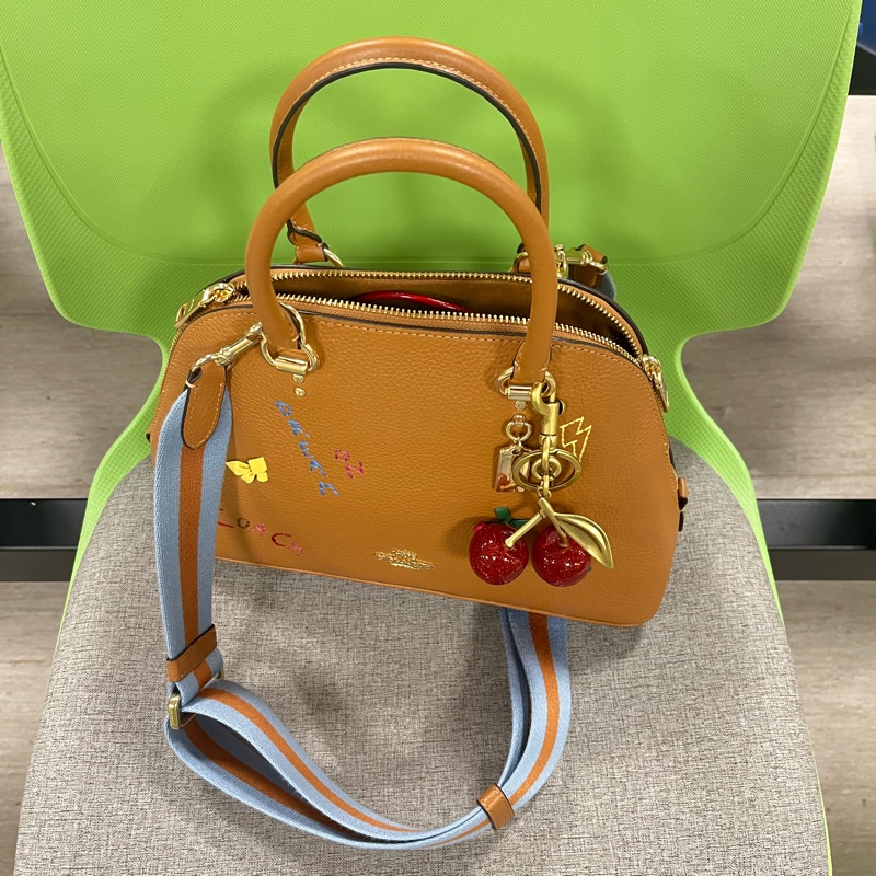 COACH 立體刺繡織布寬背帶兩用貝殼包(咖)-9